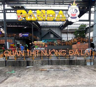 Bảng hiệu mica sáng đèn mặt và hông
